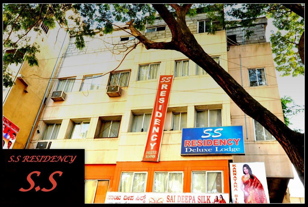 ホテルS S Residency Sr Nagar Kanteerava Stadium Mallya Hospital Vfs Global Tech Park バンガロール エクステリア 写真